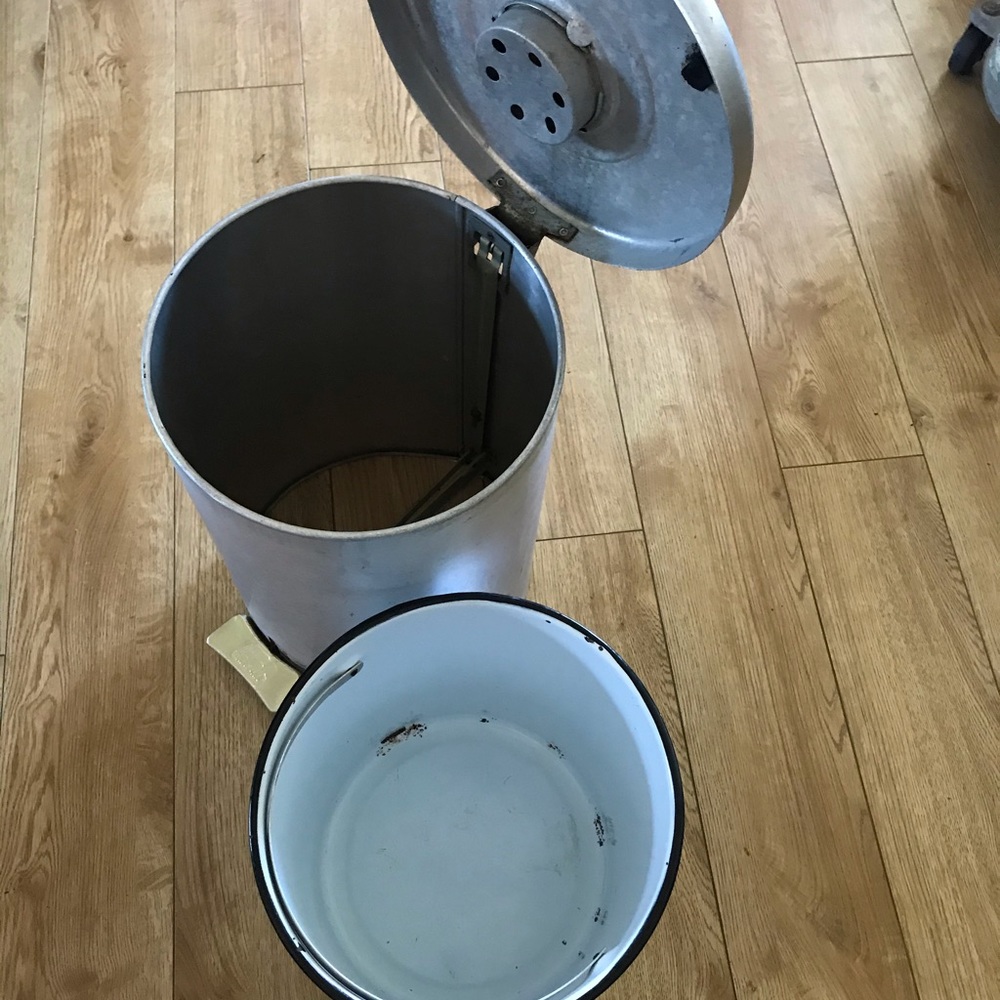 Old trash can - Picture 3 of 3